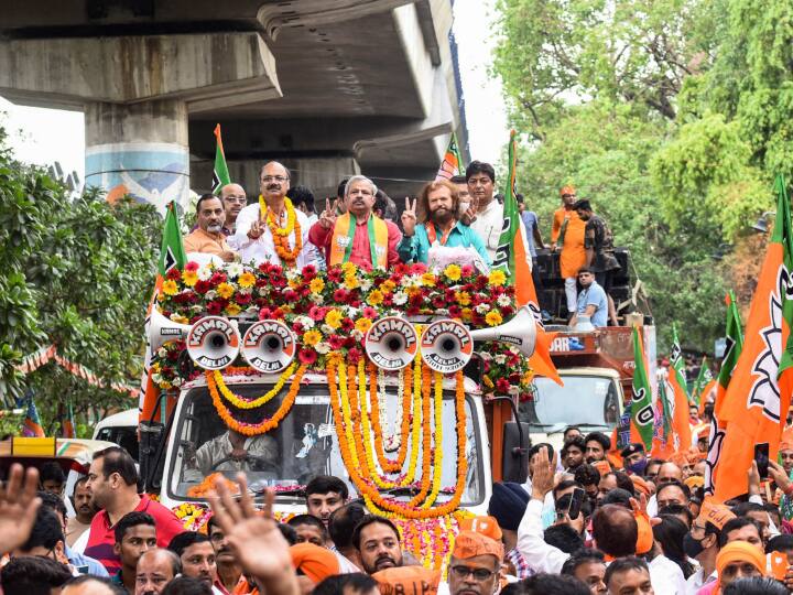 हंस राज हंस की एक सांसद के तौर पर रिपोर्ट कार्ड देखे तो उनकी संसद में अब तक 38 प्रतिशत उपस्थिति रही. उन्होंने 10 फीसदी सवाल ही सदन में उठाए. सांसद फंड का उन्होंने अब तक सिर्फ 37 फीसदी ही उपयोग किया है. ओवरऑल रेटिंग में उन्हें 3.1/10 अंक प्राप्त हुआ है. 