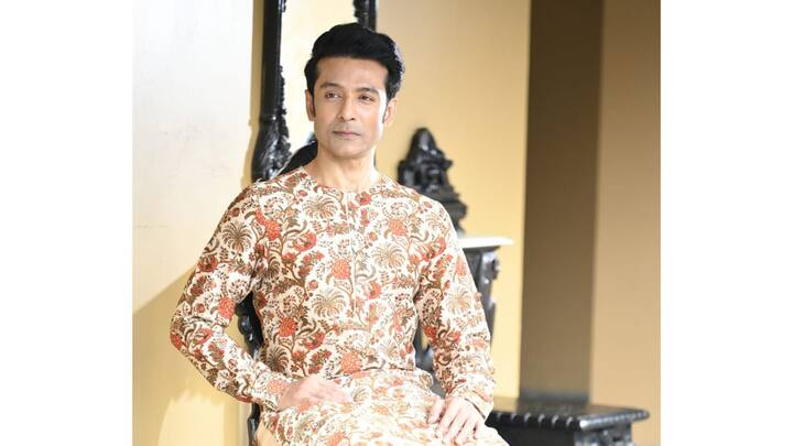 টোটা বলছেন, 'আমরা প্রায় ২ বছর ধরে ছবিটা শ্যুট চলেছে। আমাদের সবার মধ্যে একটা ভীষণ ভাল সম্পর্ক হয়ে গিয়েছিল। টিম হিসেবে কাজ করেছি আর সেই টিম জিতে গিয়েছে। কর্ণস্যার তো বলছেন, আমার ২৫ বছর পূর্তিতে এমন একটা উপহার পাব আশা করিনি। আমায় তো অনেকেই গালাগালি করে। এত ভাল প্রতিক্রিয়ায় আমি যেন অভ্যস্ত নই। আলিয়া-রণবীর সবাই ভীষণ খুশি।'