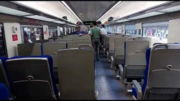 এরপর পাটনা সিটি স্টেশন, মোকামা স্টেশন,লক্ষ্মীসরাই,জসিডি হয়ে আসানসোল স্টেশনে পৌঁছয়।