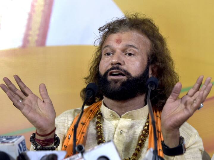 हंस राज हंस एक गायक के साथ-साथ राजनेता भी हैं. उन्हें साल 2009 में पद्म श्री सम्मान भी मिल चुका है. हंस राज 2016 में बीजेपी में शामिल होने से पहले शिरोमणि अकाली दल और कांग्रेस में भी रह चुके हैं. 2019 में उन्होंने कांग्रेस के उदित राज को हराया था.