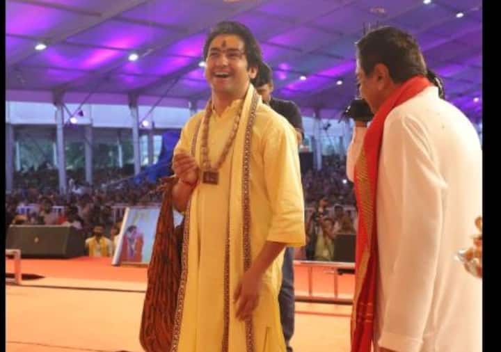 विधानसभा चुनाव से पहले भगवा रंग में रंगे एमपी के पूर्व सीएम कमलनाथ और उनके सांसद बेटे नकुलनाथ हैं. पूर्व सीएम कमलनाथ ने धीरेंद्र शास्त्री को लेकर कहा, 'भारत की सबसे बड़ी शक्ति है आध्यात्मिक शक्ति है और महाराज जी इस आध्यात्मिक शक्ति के प्रतीक हैं. कथा में बैठे लोग इस शक्ति के रक्षक है.'