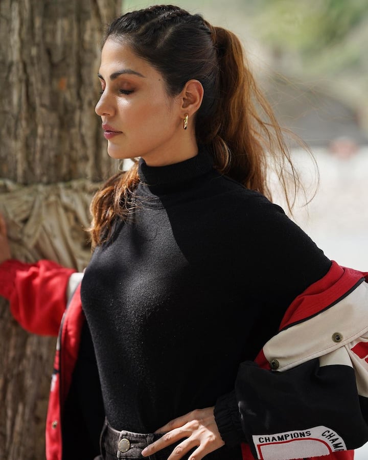 She accessorised her look with golden earrings.