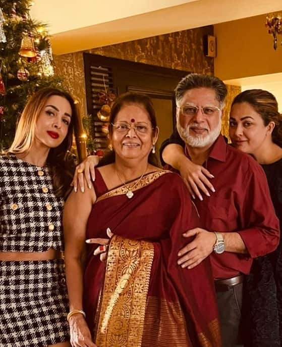 मलाइका अरोड़ा और अमृता अरोड़ा अक्सर अपने माता-पिता के पास टाइम स्पेंड करने आती हैं. त्योहारों के मौके पर तो दोनों बहनें पैरेंट्स के साथ जम कर सेलिब्रेट करती हैं