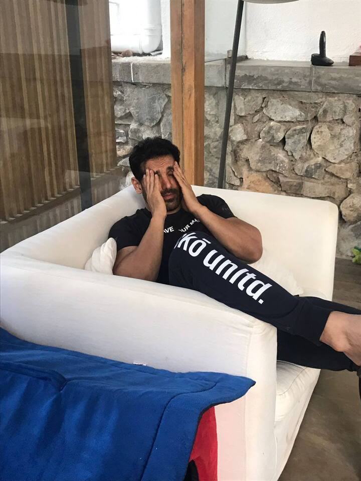 वहीं जॉन को फूट-फूटकर रोता हुए देख ना सिर्फ दर्शक भावुक हो गए. बल्कि खुद अमिताभ बच्चन की आंखों में भी आंसू आ गए. जिसके बाद बिग बी ने जॉन को शांत करवाया और लोगों से जानवरों से प्यार करने की अपील की.
