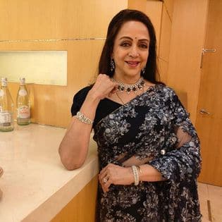 साल 2019 में एक इंटरव्यू के दौरान हेमा मालिनी ने खुद इस घटना का जिक्र किया था. हेमा मालिनी ने बताया कि उनकी मां जया देव आनंद की बहुत बड़ी फैन थीं. मैं खुद देव साहब का नाम सुनते हुए बड़ी हुई थी. मैंने कभी सोचा भी नहीं था कि एक दिन मुझे देव आनंद के साथ फिल्म में काम करने का मौका भी मिलेगा.