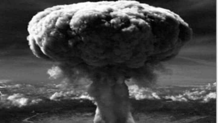 Nuclear Bombing:জাপানের হিরোসিমা শহর। কোনও কিছু বোঝার আগেই প্রায় ৪ হাজার ডিগ্রি সেলসিয়াস তাপমাত্রায় ঝলসে গিয়েছিল শহরের বুক। মুহূর্তের মধ্যে খন্ডহরে পরিণত হয় হিরোশিমা।