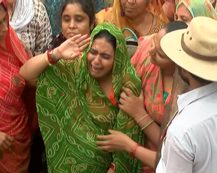 શહીદના પત્ની પતિને અંતિમ વિદાઈ આપવા પહોંચતા જ વાતાવરણ ગમગીન થયું હતું અને ત્યાં હાજર સૌ કોઈની આંખો આંસુથી ભીજાઈ હતી.