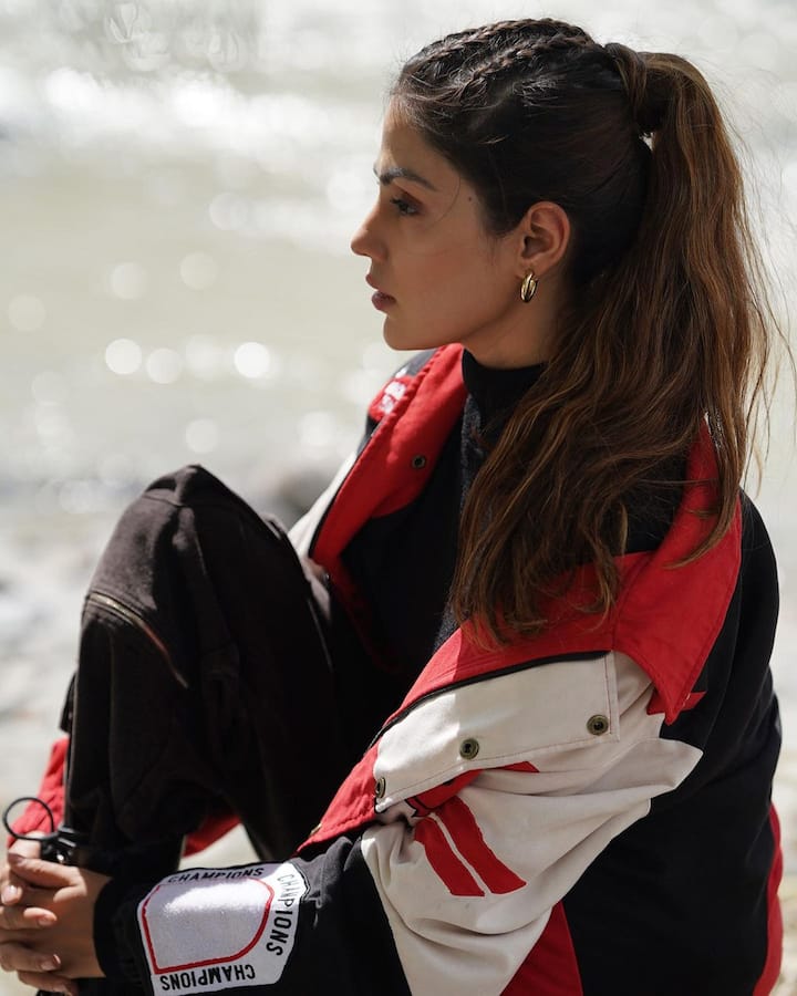 Rhea opted for a sporty look in a black top and cargo pants paired with a jacket.