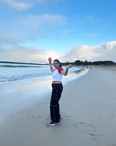 Hariteja: బీచుల్లో షికార్లు కొడుతున్న యాంకర్ హరితేజ