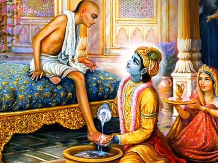 বন্ধুত্বের মাঝে জাত ধর্ম আর্থিক ক্ষমতা যে কিছুই নয় তার প্রমাণ কৃষ্ণ-সুদামা। একজন রাজা অন্য জন দরিদ্র। তবুও বন্ধুকে তার যোগ্য সম্মান কী ভাবে দিতে হয় তা শেখা যায় কৃষ্ণ-সুদামার সম্পর্ক থেকে। এক বার কৃষ্ণের সঙ্গে দেখা করতে দ্বারকায় এসেছিলেন সুদামা। উদ্দেশ্য ছিল নিজের দারিদ্র্যের কথা বলে সাহায্য প্রার্থনা। তখন তিনি খুব অর্থিক ও খাদ্য সংকটের মধ্যে দিয়ে যাচ্ছিলেন। নিজের সন্তানের মুখে খাবার তুলে দেওয়ার মতো ক্ষমতা ছিল না তাঁর। তবু তিনি সঙ্গে করে চার মুঠো চিড়ে নিয়ে গিয়েছিলেন বন্ধু কৃষ্ণের জন্য। সেই চিড়ে ছিল কৃষ্ণের কাছে বন্ধুত্বের স্মৃতি সম্মান। সুদামা দ্বারকায় পৌঁছনোর পর কৃষ্ণ নিজে হাতে তাঁর পা ধুইয়ে দেন। চরণামৃত গ্রহণ করেন।