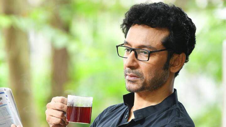 মায়ানগরীতে তখন সন্ধে। ফোন ধরেই প্রথমে জেনে নেওয়া হল, সাক্ষাৎকারের জন্য ঠিক কতটা সময় বরাদ্দ? কাটা কাটা উচ্চারণে, হাসি মেশানো গলায় উত্তর এল, 'আমার হাতে ঠিক ২৫ মিনিট সময় আছে।' প্রথম ৫ মিনিট তাই ছবি নিয়ে গল্প আর আড্ডা দেওয়ার সময় চুরি করে নেওয়া গেল।