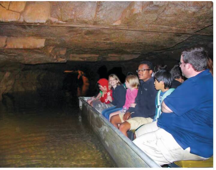 ਮਿਸਟਰੀ ਰਿਵਰ, ਇੰਡੀਆਨਾ: ਅਮਰੀਕਾ ਦੇ ਇੰਡੀਆਨਾ ਵਿੱਚ 'ਮਿਸਟ੍ਰੀ ਰਿਵਰ' ਨਾਮ ਦੀ ਇੱਕ ਭੂਮੀਗਤ ਨਦੀ ਹੈ, ਜੋ 19ਵੀਂ ਸਦੀ ਤੋਂ ਜਾਣੀ ਜਾਂਦੀ ਹੈ। 1940 ਤੋਂ ਬਾਅਦ ਸਰਕਾਰ ਨੇ ਇਸ ਨੂੰ ਆਮ ਲੋਕਾਂ ਲਈ ਖੋਲ੍ਹ ਦਿੱਤਾ।