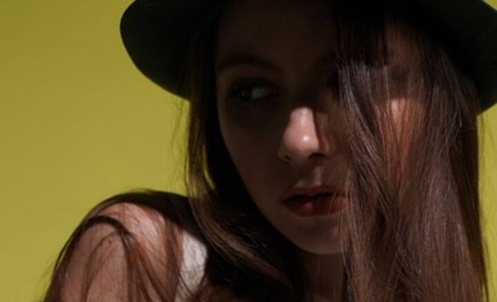 এমন মনে হওয়া মোটেই অস্বাভাবিক নয়। কাছের মানুষকে সন্দেহ করতেও কোথাও একটা বাধে আমাদের। কিন্তু সামনের জনের অভিসন্ধি বুঝতে চাওয়া এবং আগে থেকে সতর্ক হয়ে যাওয়ার মধ্যে কোনও দোষ নেই। তাই কিছু লক্ষণ দেখলে সতর্ক হয়ে যান।