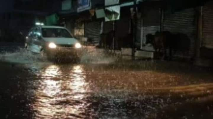 Waterborne Diseases:বর্ষাকাল মানে জায়গায় জায়গায় জমা জল। সঙ্গে একাধিক সমস্যা যার অন্যতম জলবাহিত রোগ। বিশেষজ্ঞরা মনে করাচ্ছেন, বছরের এই সময়টা অন্তত পাঁচটি জলবাহিত রোগের প্রাদুর্ভাব হওয়ার আশঙ্কা থাকে।