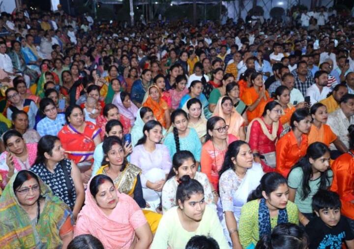 धीरेंद्र शास्त्री की बढ़ती ताकत को देख सियासत बदल रही है. कांग्रेस नेता कमलनाथ और सांसद नकुल नाथ दोनों हाल ही में बागेश्वर धाम के धीरेंद्र शास्त्री की आरती और तिलक लगाकर उनका स्वागत करते नजर आए.