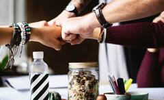 Relationships: নিজে হয়ত আকাশ কুসুম ভাবছেন, কিন্তু তাঁর কাছে শুধুই বন্ধু আপনি, বুঝুন লক্ষণ দেখে