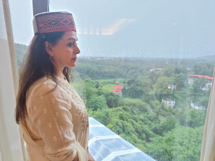 हेमा मालिनी इंडियन फिल्म इंडस्ट्री की उन चुनिंदा एक्ट्रेसेज में शुमार हैं जिन्होंने ना सिर्फ बेहिसाब शोहरत, दौलत और नाम कमाया बल्कि आज भी दर्शक उन्हें स्क्रीन पर उसी चाव के साथ देखते हैं जितना कि उनकी जवानी के दिनों में देखते थे. हेमा मालिनी ने ना सिर्फ बॉलीवुड में अपनी एक्टिंग का लोहा मनवाया बल्कि तमाम दिग्गज सुपरस्टार्स के साथ कई हिट फिल्में भी बॉक्स ऑफिस पर दीं. आज हेमा मालिनी से जुड़ा एक बेहद रोचक किस्सा सुनाते हैं जिसके चर्चा उस वक्त इंडस्ट्री में हर जुबान पर थे.