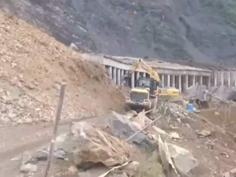 Traffic Restored At Jammu-Srinagar National Highway After Heavy Landslide In Ramban Area Traffic Restored At Jammu-Srinagar National Highway After Heavy Landslide In Ramban Area