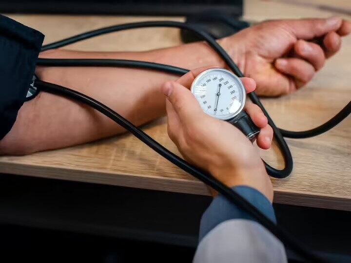 हाई बीपी की वजह से आ सकता है हार्ट अटैक...इसे तुरंत कम करने के उपाय जानिए High BP can increase the risk of heart attack know the ways to reduce it immediately हाई बीपी की वजह से आ सकता है हार्ट अटैक...इसे तुरंत कम करने के उपाय जानिए