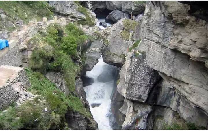 ਮਿਸ਼ੇਲ ਡੈਨੀਨੋ, ਇੱਕ ਫਰਾਂਸੀਸੀ ਪ੍ਰੋਟੋ-ਇਤਿਹਾਸਕਾਰ, ਨੇ ਸਰਸਵਤੀ ਨਦੀ ਦੀ ਖੋਜ ਕੀਤੀ, ਸੁਝਾਅ ਦਿੱਤਾ ਕਿ ਭੂ-ਵਿਗਿਆਨਕ ਤਬਦੀਲੀ ਇਸ ਦੇ ਵਿਨਾਸ਼ ਦਾ ਕਾਰਨ ਬਣ ਸਕਦੀ ਹੈ। ਕੁਝ ਲੋਕ ਅਜੇ ਵੀ ਮੰਨਦੇ ਹਨ ਕਿ ਸਰਸਵਤੀ ਨਦੀ ਧਰਤੀ ਦੇ ਹੇਠਾਂ ਵਗਦੀ ਹੈ। ਦੁਨੀਆਂ ਭਰ ਵਿੱਚ ਬਹੁਤ ਸਾਰੀਆਂ ਨਦੀਆਂ ਹਨ ਜੋ ਧਰਤੀ ਹੇਠ ਵਗਦੀਆਂ ਹਨ।