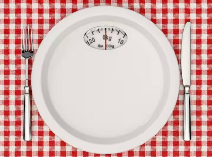 ਤੁਹਾਨੂੰ ਸ਼ਾਇਦ ਇਹ ਤੱਥ ਹਜ਼ਮ ਨਾ ਹੋਵੇ ਕਿ ਤੋਲਣ ਵਾਲੀ ਮਸ਼ੀਨ ਅਸਲ ਵਿੱਚ ਤੁਹਾਡਾ ਭਾਰ ਨਹੀਂ ਮਾਪਦੀ ਹੈ। ਜਦੋਂ ਤੁਸੀਂ ਇਸ 'ਤੇ ਖੜ੍ਹੇ ਹੁੰਦੇ ਹੋ, ਤਾਂ ਤੁਸੀਂ ਇਸ ਵਿਚ ਦਿਖਾਈ ਗਈ ਰੀਡਿੰਗ ਨੂੰ ਆਪਣੇ ਭਾਰ ਵਜੋਂ ਲੈਂਦੇ ਹੋ।