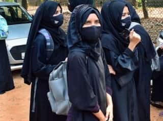 Hijab : மாணவிகள் ஹிஜாப் அணிந்து தேர்வெழுத அனுமதி: கர்நாடக அரசு அதிரடி