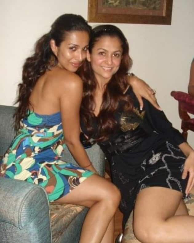मलाइका को फोटोज का बहुत शौक है, ऐसे में उन्होंने अमृता को कहा कि अम्मू मेरी फोटोज लेलो. तो अमृता उनके फोन से फोटोज लेने लगीं और अपना फोन कहीं भूल गईं. इस पर अमृता मलाइका पर भड़क गईं और फिर फोन मिलने के बाद गुस्से मे वहां से चली गईं.