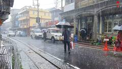 Heavy Rain: প্রবল বর্ষণ দার্জিলিংয়ে, ঝাপসা হল পাহাড়ি রাস্তা, হার মানল ছাতাও