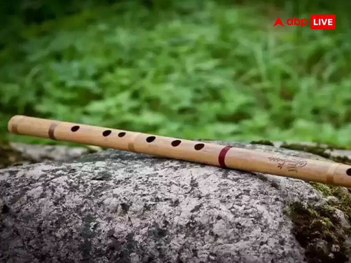 बांसुरी: वास्तु शास्त्र में बताया गया है कि, घर पर बांसुरी रखने से धन और सुख-समृद्धि में वृद्धि होती है. बांसुरी धन को आकर्षित करती है. इसे आप घर के पूर्व या उत्तर दिशा में रखें.