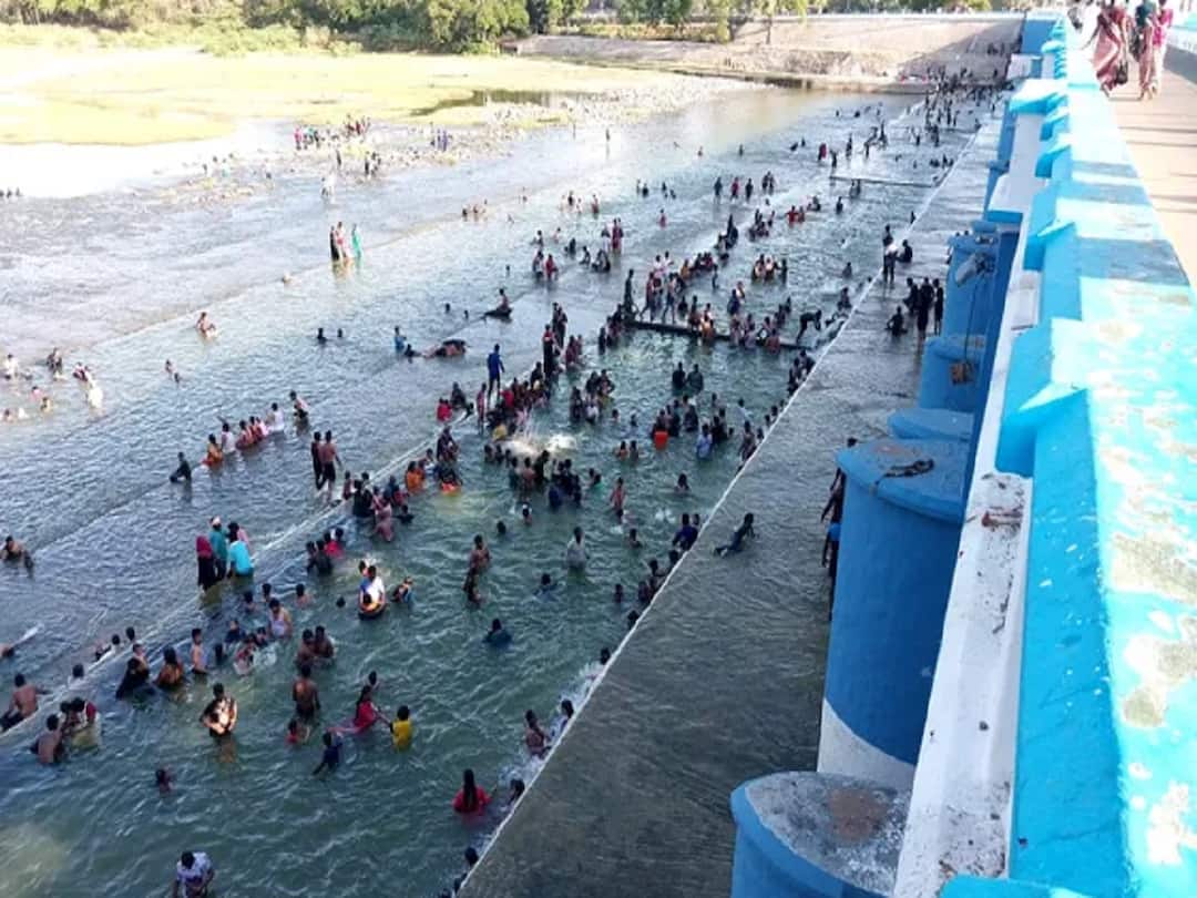 Thanjavur news Tourists take a blissful bath in Kallanai on holidays TNN கல்லணையில் விடுமுறை தினங்களில் ஆனந்த குளியல் போடும் சுற்றுலாப்பயணிகள்