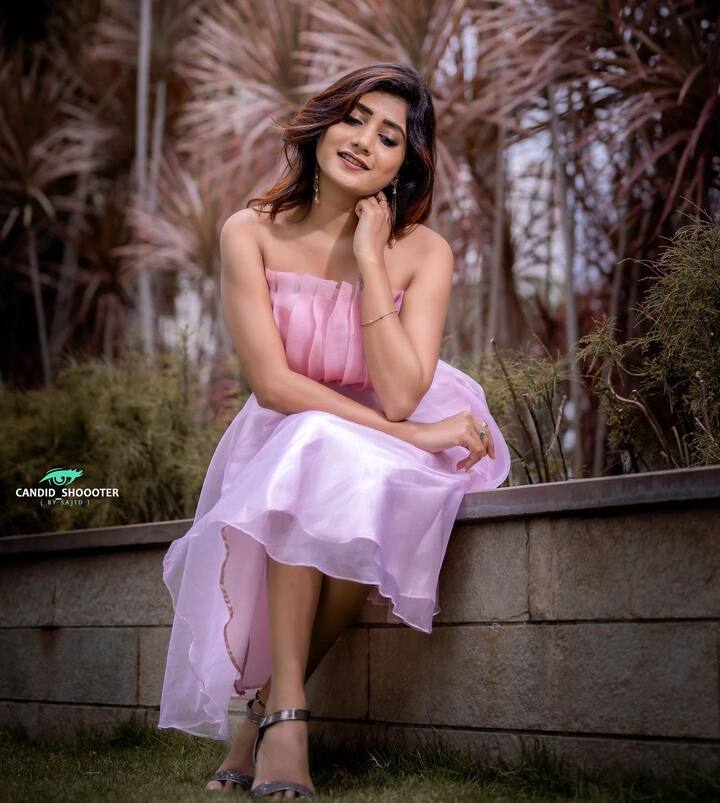 వాసంతి కృష్ణన్ అందమైన పింకు గౌనులో ఎంతో అందంగా ఉంది.