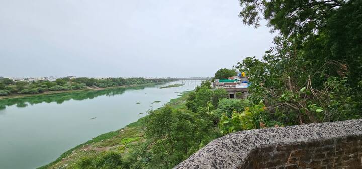 जुन्या नांदेडमधील अरब गल्लीतून नंदगिरी किल्ल्याकडे जाता येते. गोदावरी नदीच्या पात्राकडील भव्य तटबंदी आणि सहा बलदंड बुरुज एवढीच किल्ल्याची ओळख आता शिल्लक आहे.