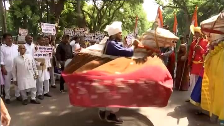 রাহুলের ছবি দেওয়া ফ্লেক্স নিয়ে রঙিন পোশাকে সেজে চলছে নাচ-গান, লাড্ডু।