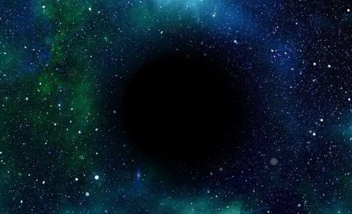 মহাকাশ গবেষণায় তাই বরাবরই গুরুত্ব পেয়ে এসেছে কৃষ্ণগহ্বর। কিন্তু কৃষ্ণগহ্বর চাইলে কি গোটা বিশ্ব-ব্রহ্মাণ্ডকে গিলে খেতে পারে! কল্পকথায় এমন গালগল্প শোনা গেলেও, বাস্তবে তা সম্ভব নয়। কেন, কী বৃত্তান্ত, কোথায় খামতি, তার খোলসা করেছেন বিজ্ঞানীরা।