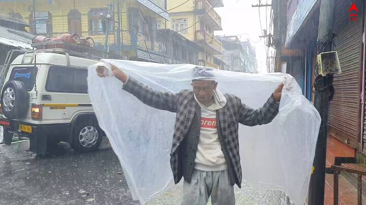হাওয়া অফিস জানিয়েছে, বজ্রবিদ্যুৎ সহ হালকা মাঝারি বৃষ্টির সম্ভাবনা রয়েছে মালদা ও দুই দিনাজপুরে। ভারী বৃষ্টির সম্ভাবনা কালিম্পং, আলিপুরদুয়ার ও কোচবিহারে।