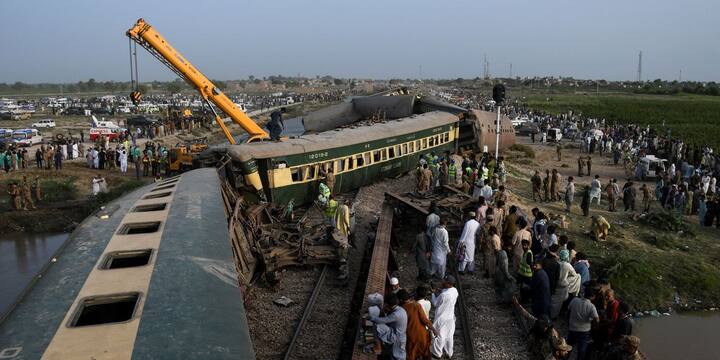 Pakistan Train Accident : पाकिस्तानचे लष्करी पथक  बचावकार्यात सहभागी झाले आहे. या मार्गावरील वाहतूक सध्या ठप्प असून रुळावरुन डबे बाजूला करण्याचे काम युद्धपातळीवर सुरु आहे.