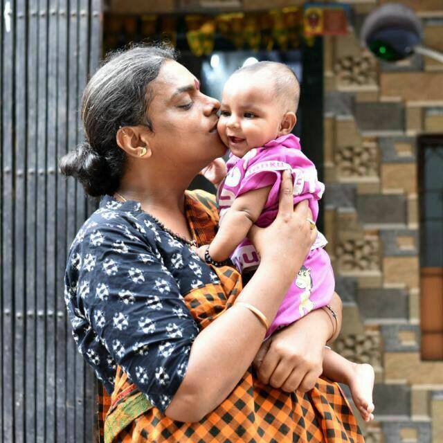 इसके बाद गौरी सावंत हमसफर ट्रस्ट की शरण में पहुंचीं. जहां उनको गौरी सावंत नाम मिला. फिर धीरे-धीरे गौरी ने खुद की खास पहचान बनाई और आगे चलकर एक बेटी को भी गोद लिया. जो अब 24 साल की हो चुकी हैं और उसका गायत्री है.