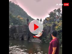 Watch: कुंड में गिरी कार, बचा लो...बचा लो चिल्लाने की आवाज, रूह कंपाने वाला वीडियो