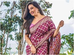 మెరూన్ శారీలో మెరిసిపోతున్న మంజూష!