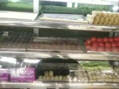 मिठाई की दुकान में बिक रहा लाल टमाटर, जाने क्या है वायरल वीडियो की सच्चाई