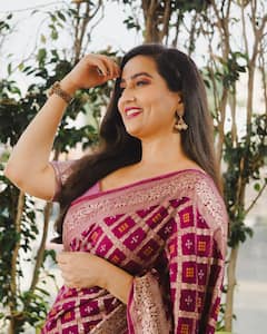 మెరూన్ శారీలో మెరిసిపోతున్న మంజూష!