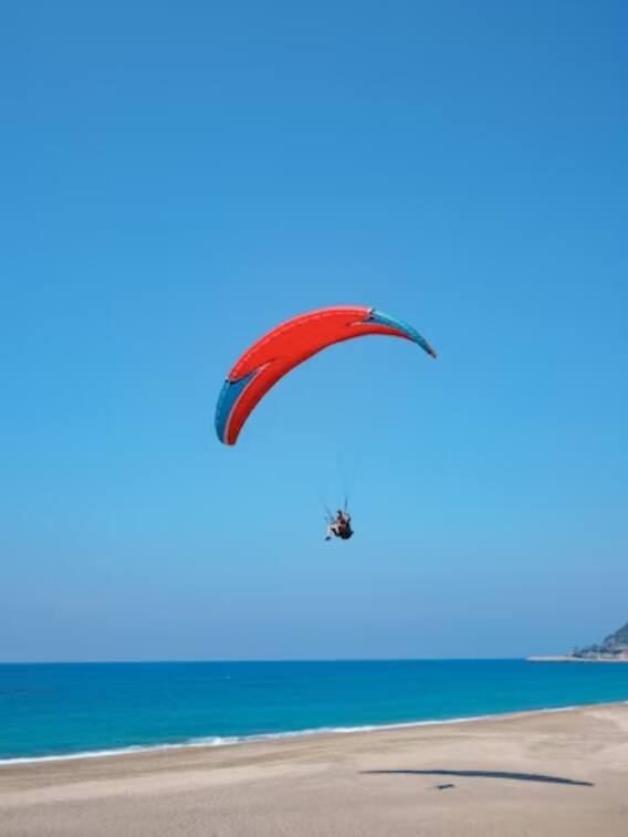 भारत में पैराग्लाइडिंग की 8 बेस्ट जगहें