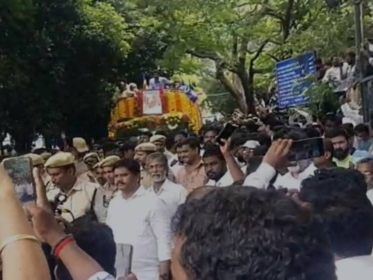 Telangana Gaddar final journey started from lb stadium all you need to know అభిమానుల కన్నీళ్ల మధ్య గద్దర్ అంతిమ యాత్ర-ప్రభుత్వ లాంఛనాలతో కాసేపట్లో అంత్యక్రియలు!