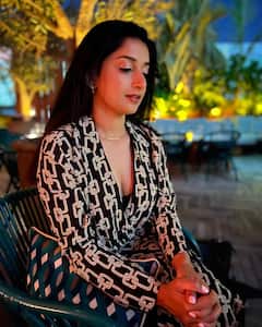 Meera Jasmine Photos : நிலவொளியில் ஜொலிக்கும் நடிகை மீரா ஜாஸ்மினின் பளிச் க்ளிக்ஸ் இங்கே!