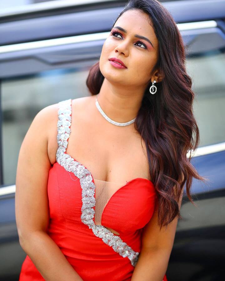 ఇందులో అరియానా చాలా అందంగా కనిపిస్తున్నారు.