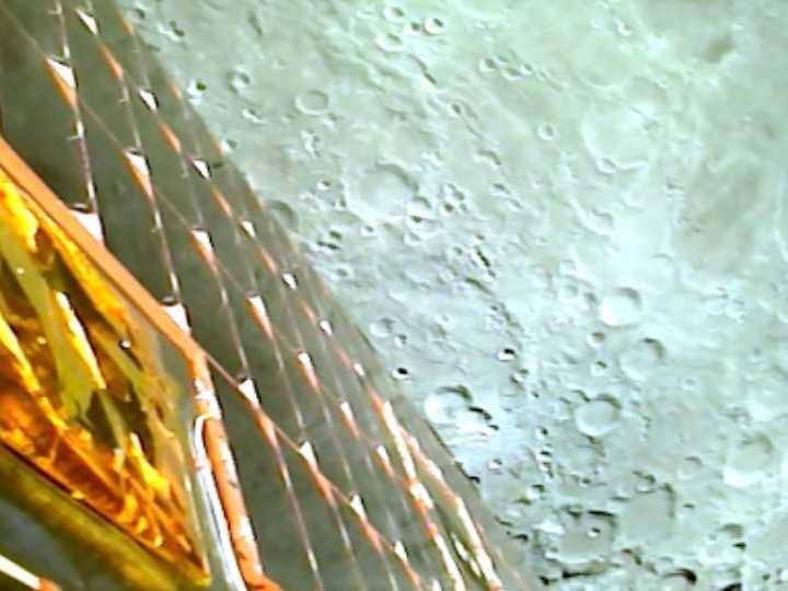 ISRO ने बताया कि चंद्रयान-3 चांद से केवल 4,313 किमी दूर है. चंद्रयान-3 पृथ्वी के चारों ओर अपनी परिक्रमा पूरी कर ली और चंद्रमा की ओर बढ़ गया है. इसके बाद चंद्रमा अगला पड़ाव है.