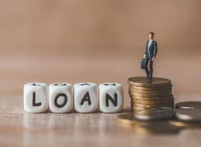 Personal Loan Interest:  જ્યારે તમને પૈસાની જરૂર હોય ત્યારે પર્સનલ લોન લેવી એ વધુ સારો વિકલ્પ હોઈ શકે છે, પરંતુ રેપો રેટમાં સતત વધારાને કારણે ઘણી બેન્કોએ તેમના વ્યાજદરમાં વધારો કર્યો છે.