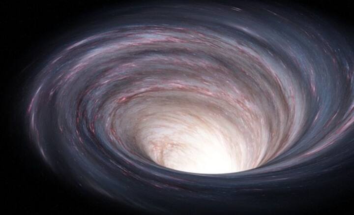 ইয়র্ক ইউনিভার্সিটি অ্যাস্ট্রনমির অধ্যাপক পল ডিলানি উদাহরণস্বরূপ সূর্যকে তুলে ধরেছেন। তিনি জানিয়েছেন, ভবিষ্যতে হয়ত কোনও মিরাকল ঘটল এবং সূর্য রূপান্তরিত হল কৃষ্ণগহ্বরে। এখন সূর্যের যতটা ভর, ততটাই থাকল। তার জেরে আমাদের গ্রহের মাধ্যাকর্ষণ শক্তিতে কোনও পরিবর্তন ঘটবে না। একই কক্ষপথে থাকবে পৃথিবী।