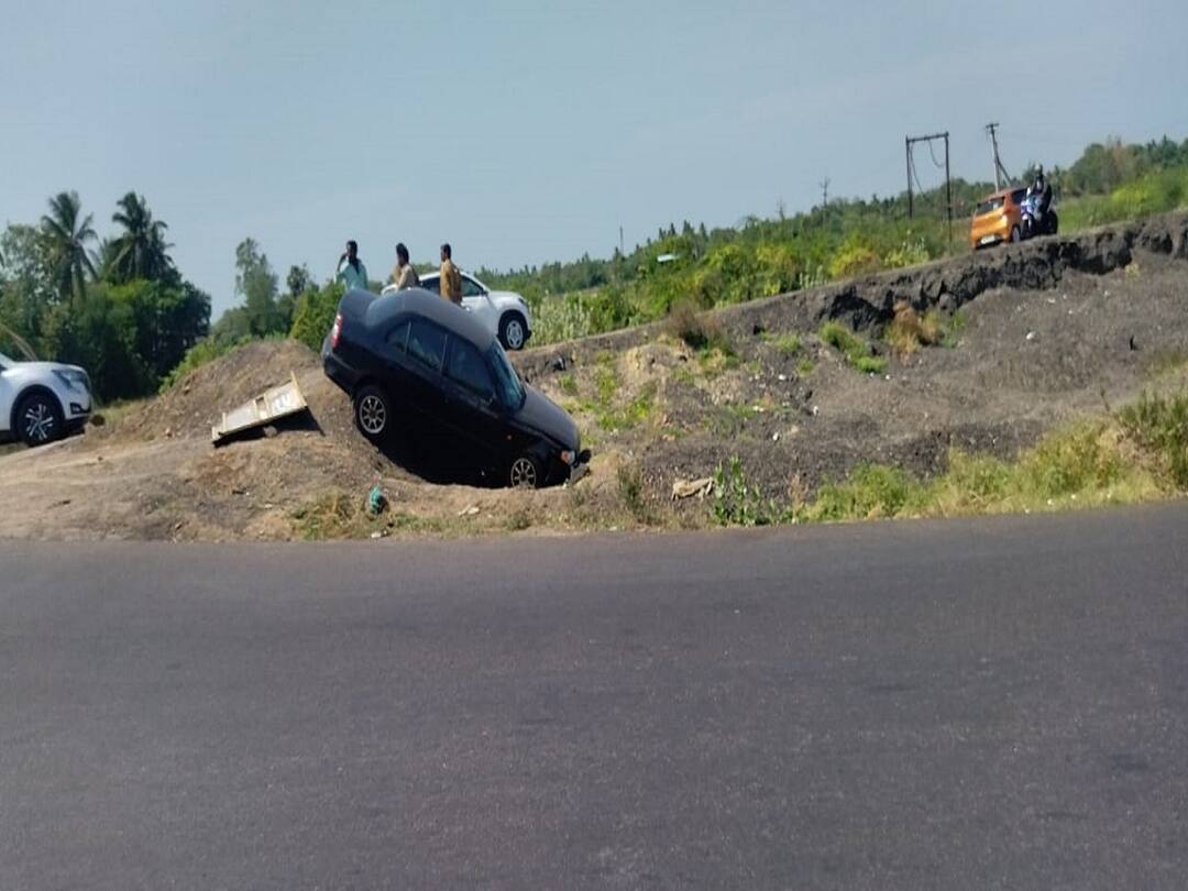 அடிக்கடி ஏற்படும் விபத்துகள் ; பள்ளத்தில் கவிழ்ந்த கார்...அம்மாபேட்டை அருகே  சாலையில் இரும்பு தடுப்பு வேலி அமைக்க வலியுறுத்தல்