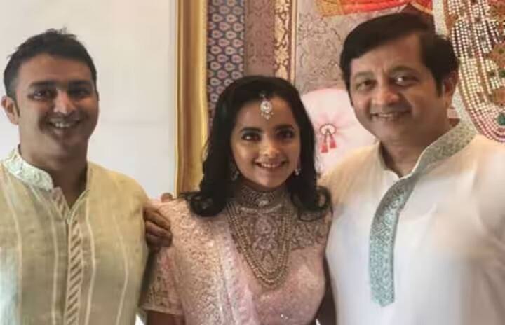 अंबानी परिवार के खास कार्यक्रमों में दीप्ति सालगांवकर का परिवार भी एक साथ नजर आता है.